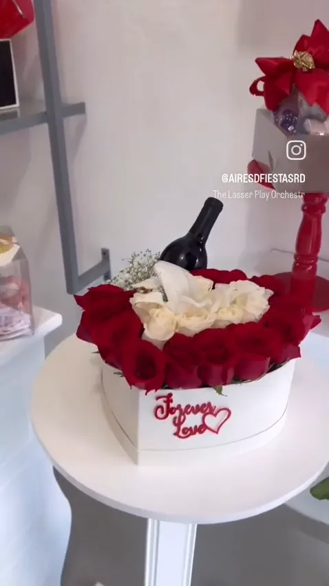 Caja de rosas con vino