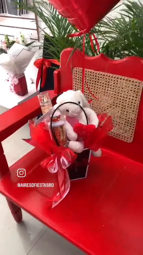 Detalle con rosas y oso de peluche