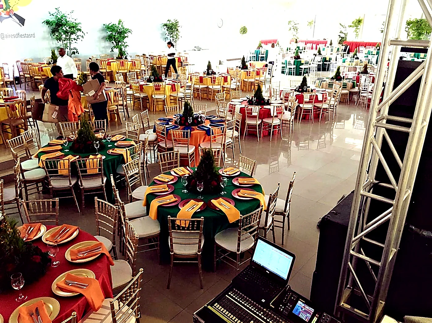 Salón montado con mesas redondas