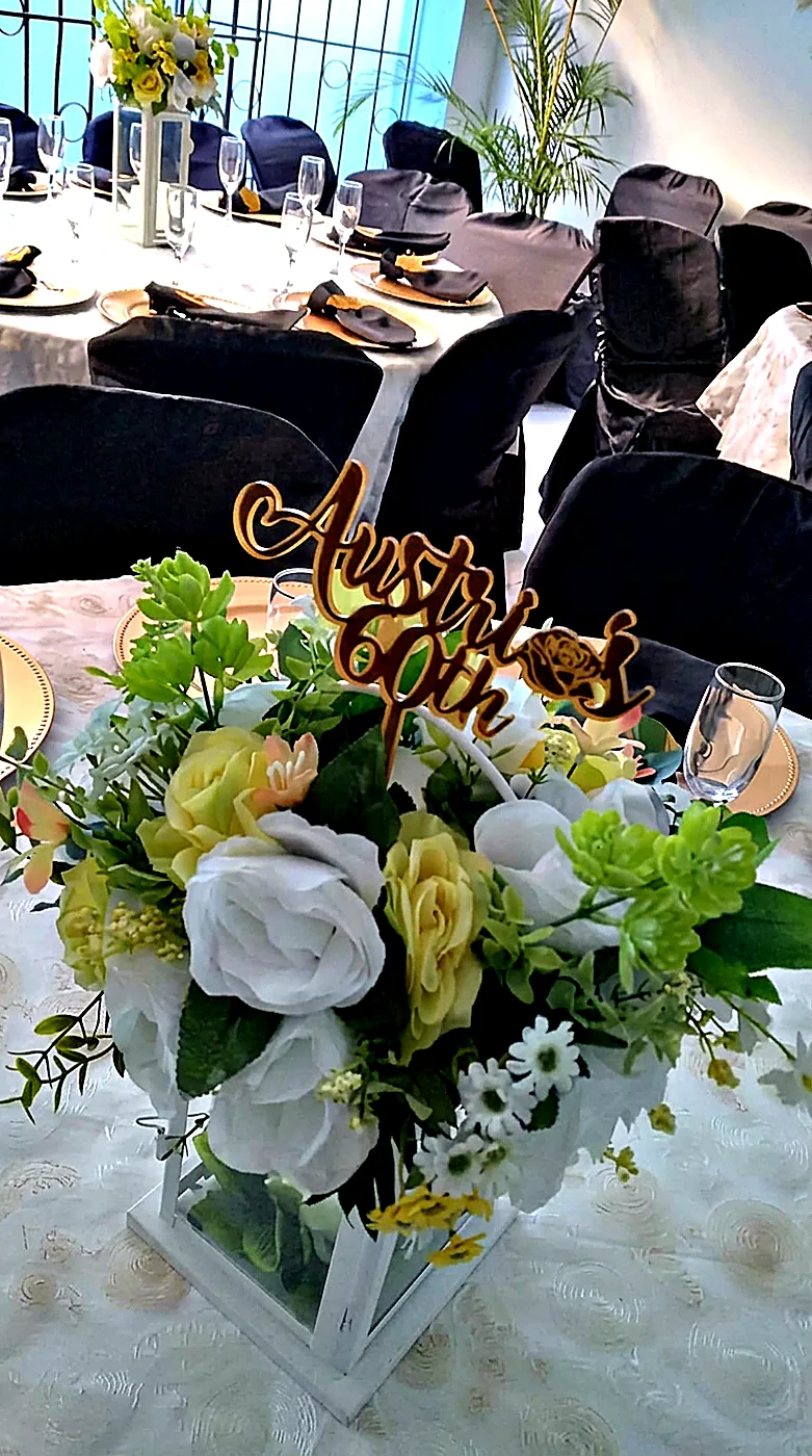 Centro de mesa con flores blancas y amarillas