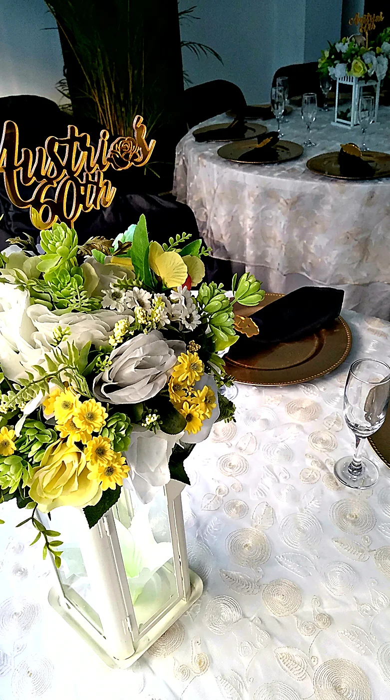 Centro de mesa con flores amarillas