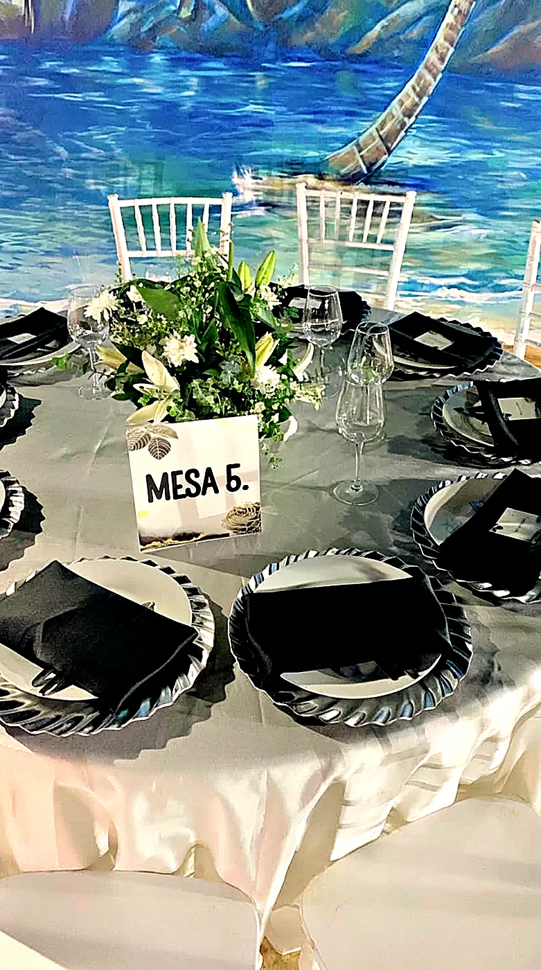 Mesa 5 frente a un mural de playa