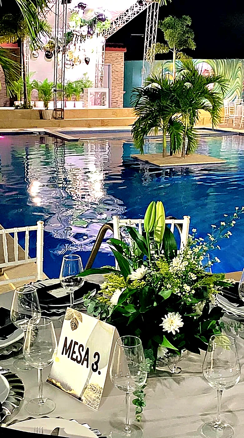 Mesas junto a la piscina