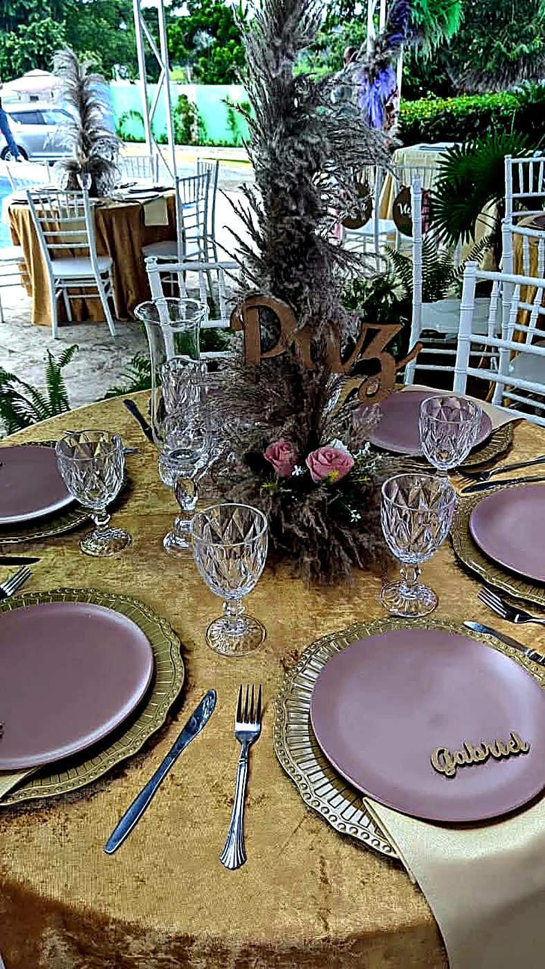 Mesa con mantel dorado y platos lila