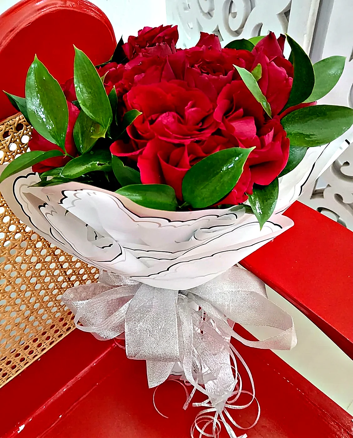 Ramo de rosas rojas con papel blanco