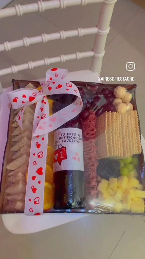 Caja de picadera con vino